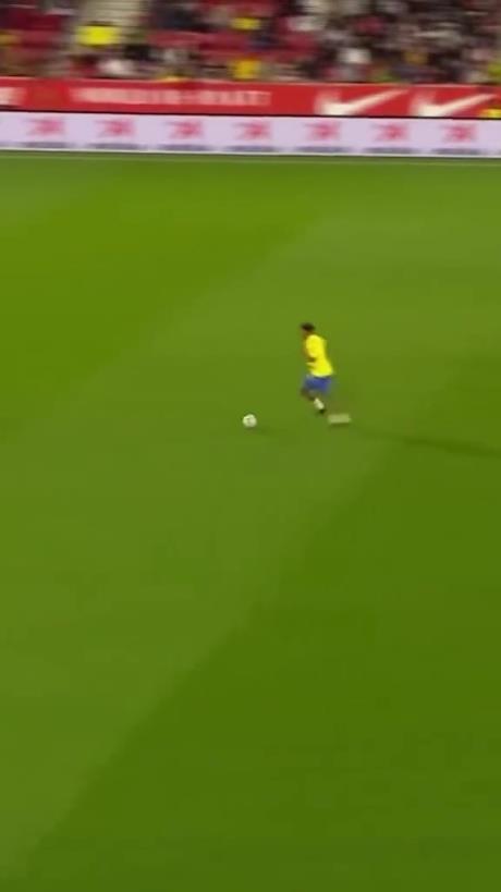 45歲還開掛！小羅再現(xiàn)牛尾巴過人，微笑單挑門將輕松打進(jìn)